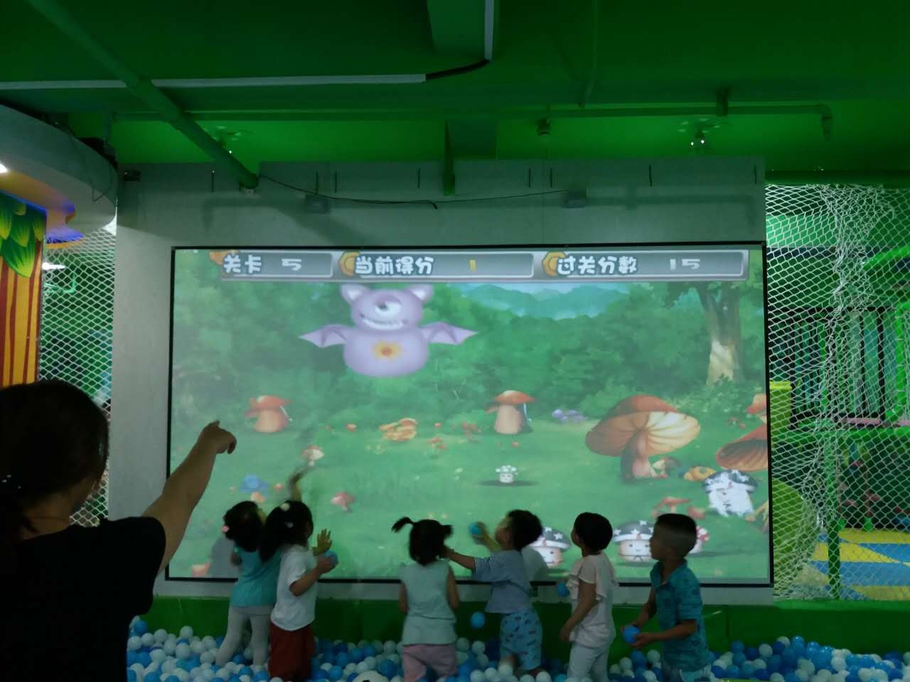 神童互动砸墙游戏